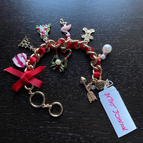 🌱 Betsey Johnson Whimsical Holiday Charm Bracelet